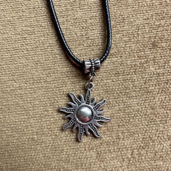 Black cord choker with sun charm - Picture 5 of 9